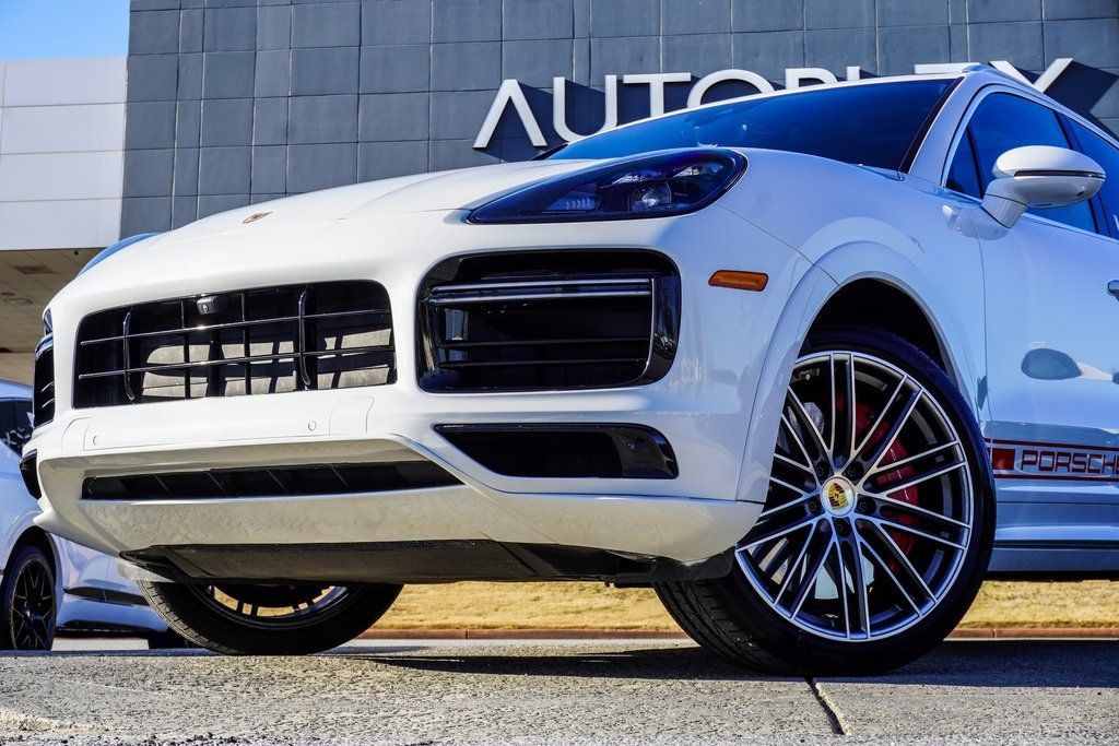 2021 Porsche Cayenne Turbo photo 2