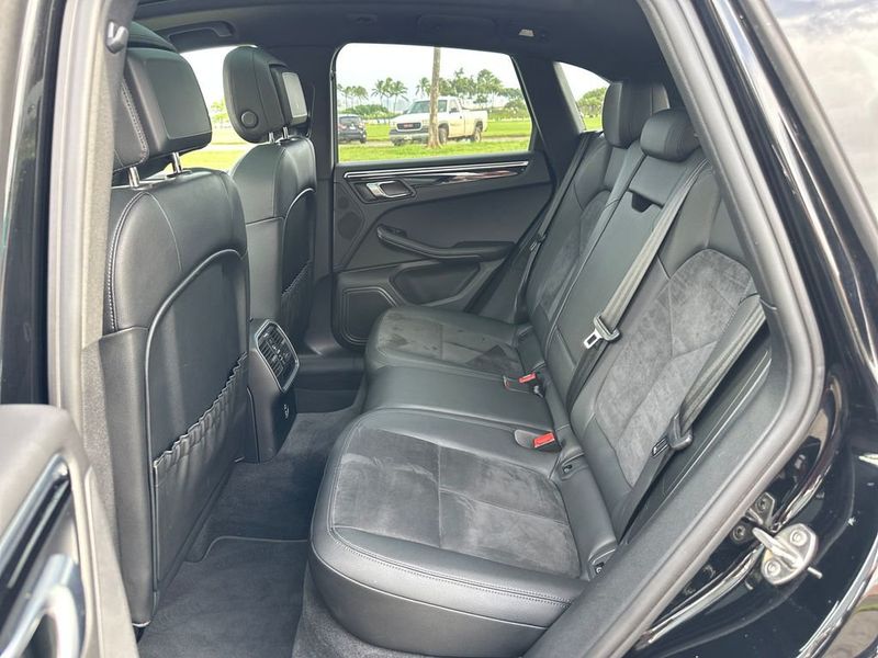 2021 Porsche Macan AWD - 22966479 - 13