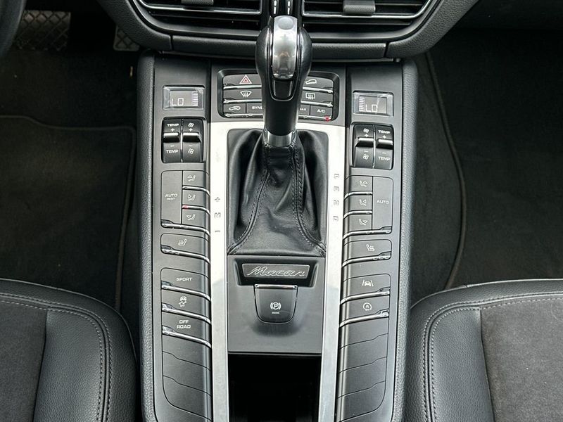 2021 Porsche Macan AWD - 22966479 - 16