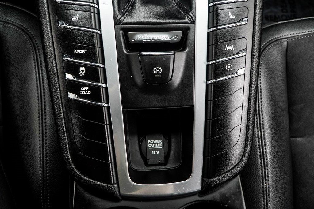 2021 Porsche Macan Base photo 18