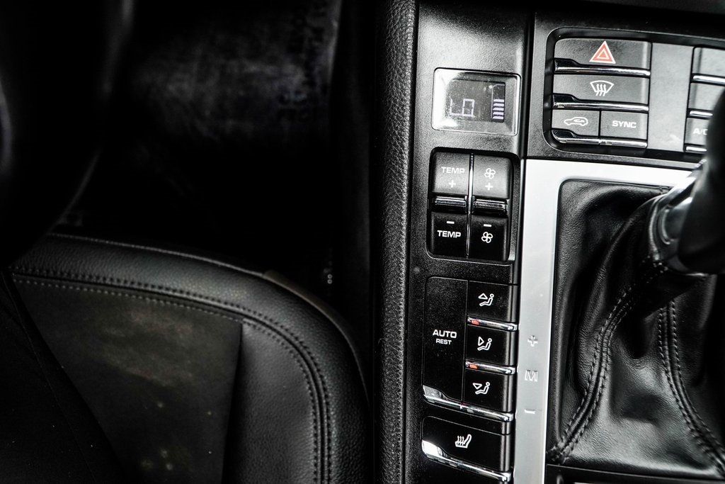 2021 Porsche Macan Base photo 21
