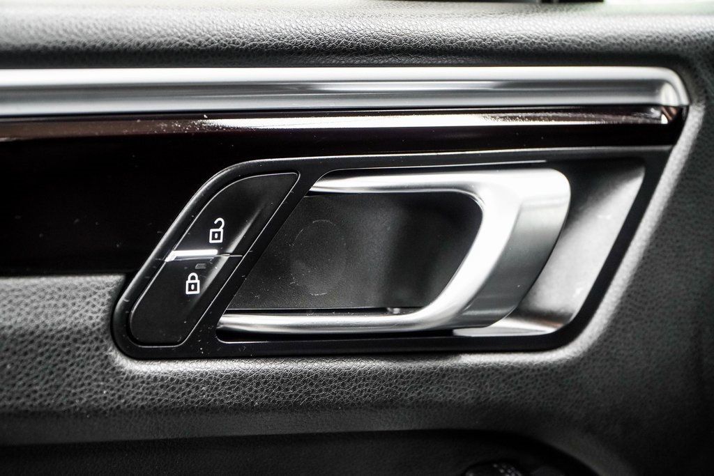 2021 Porsche Macan Base photo 41