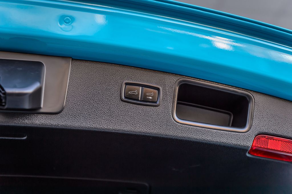 2021 Porsche Macan AWD - MIAMI BLUE - PANO ROOF - BACKUP CAM - BLUETOOTH - GORGEOUS - 22965782 - 11