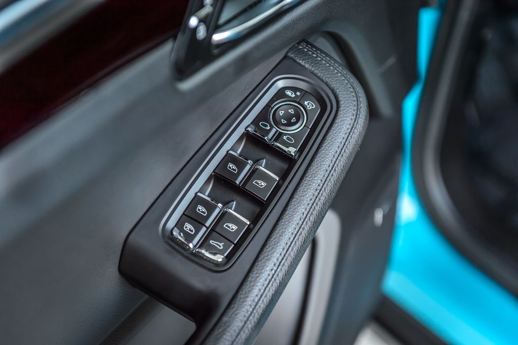 2021 Porsche Macan AWD - MIAMI BLUE - PANO ROOF - BACKUP CAM - BLUETOOTH - GORGEOUS - 22965782 - 47