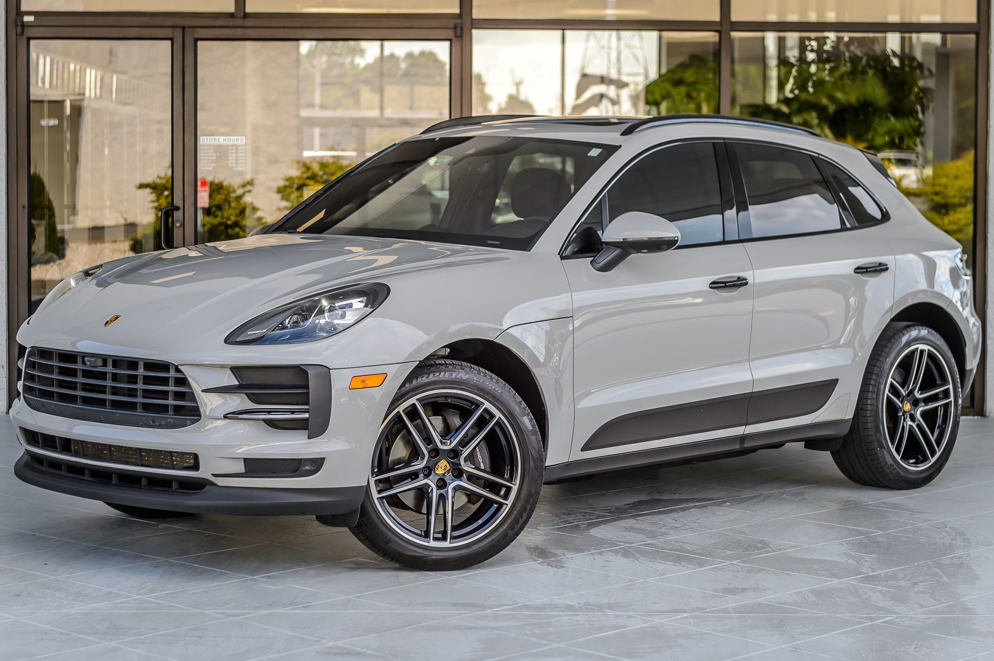 2021 Porsche Macan Base photo 2
