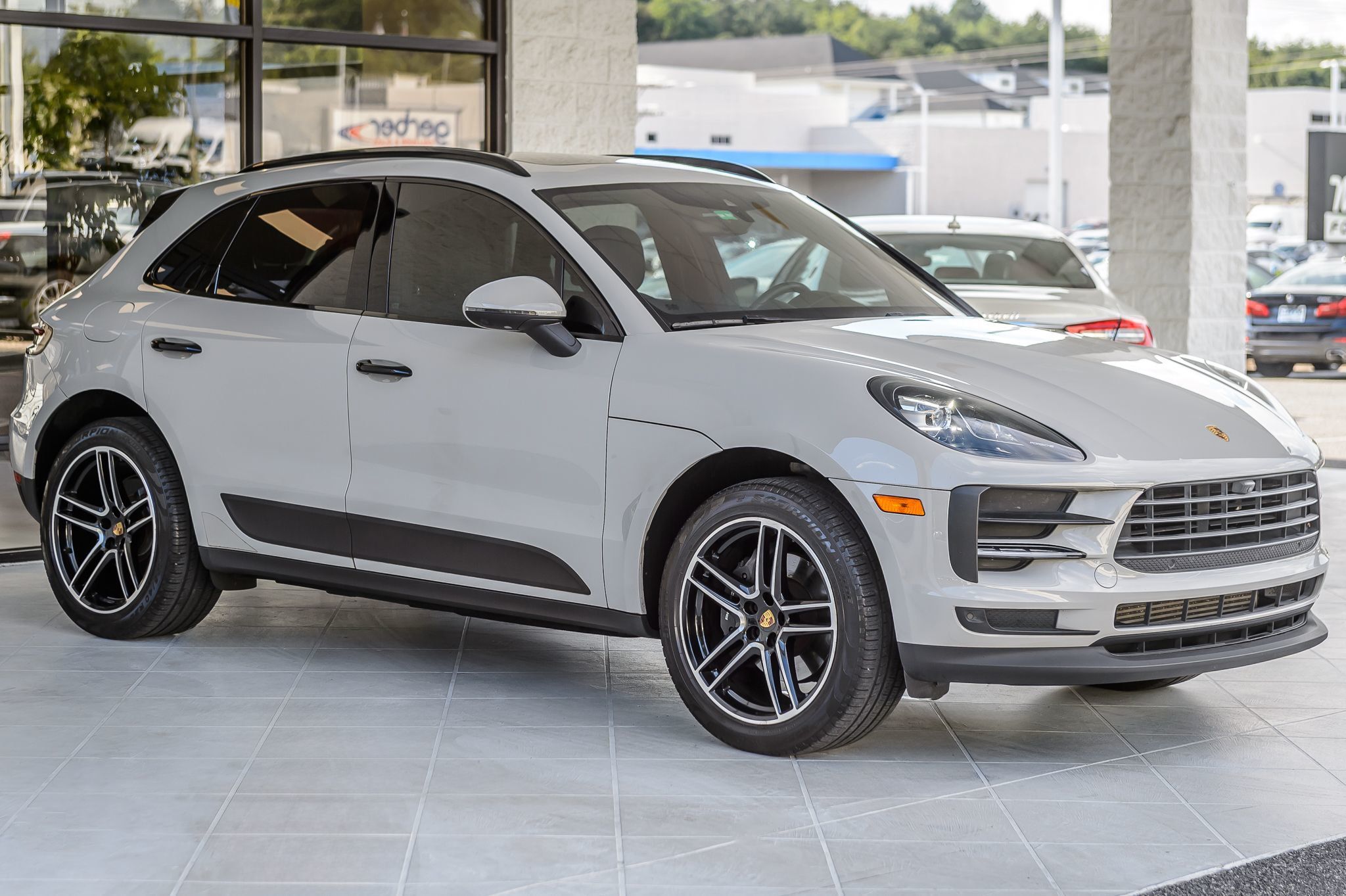 2021 Porsche Macan Base photo 4