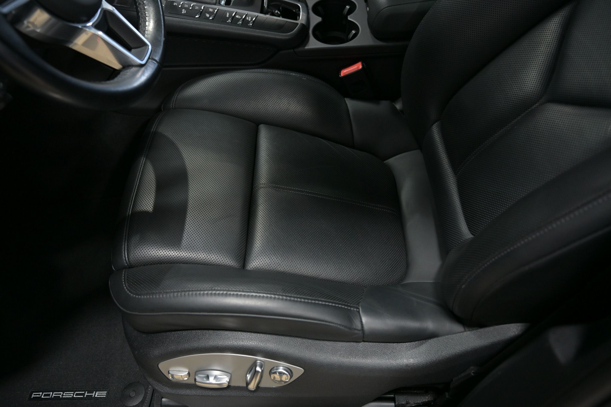2021 Porsche Macan S photo 23