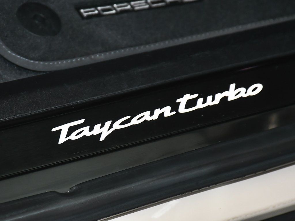 2021 Porsche Taycan Turbo photo 16