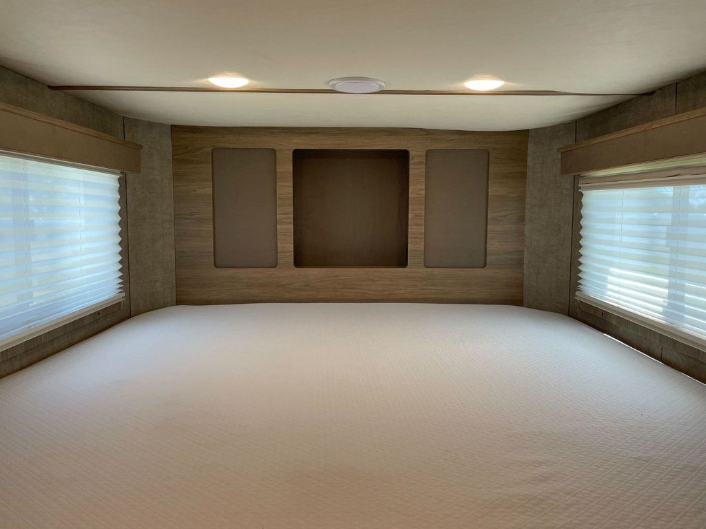 2021 Shadow 2 Horse Slant 7'6 Living Quarters with Slide  - 23027450 - 10