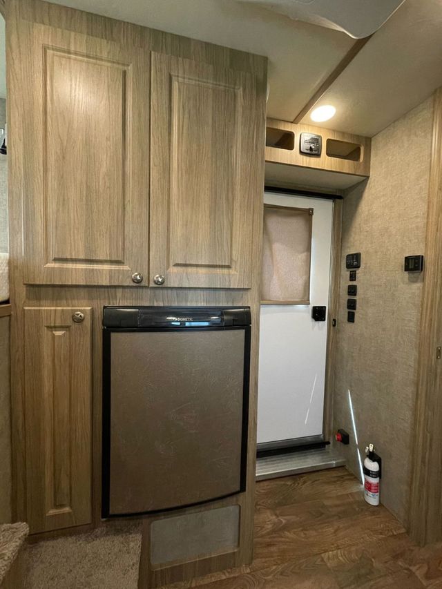 2021 Shadow 2 Horse Slant 7'6 Living Quarters with Slide  - 23027450 - 12