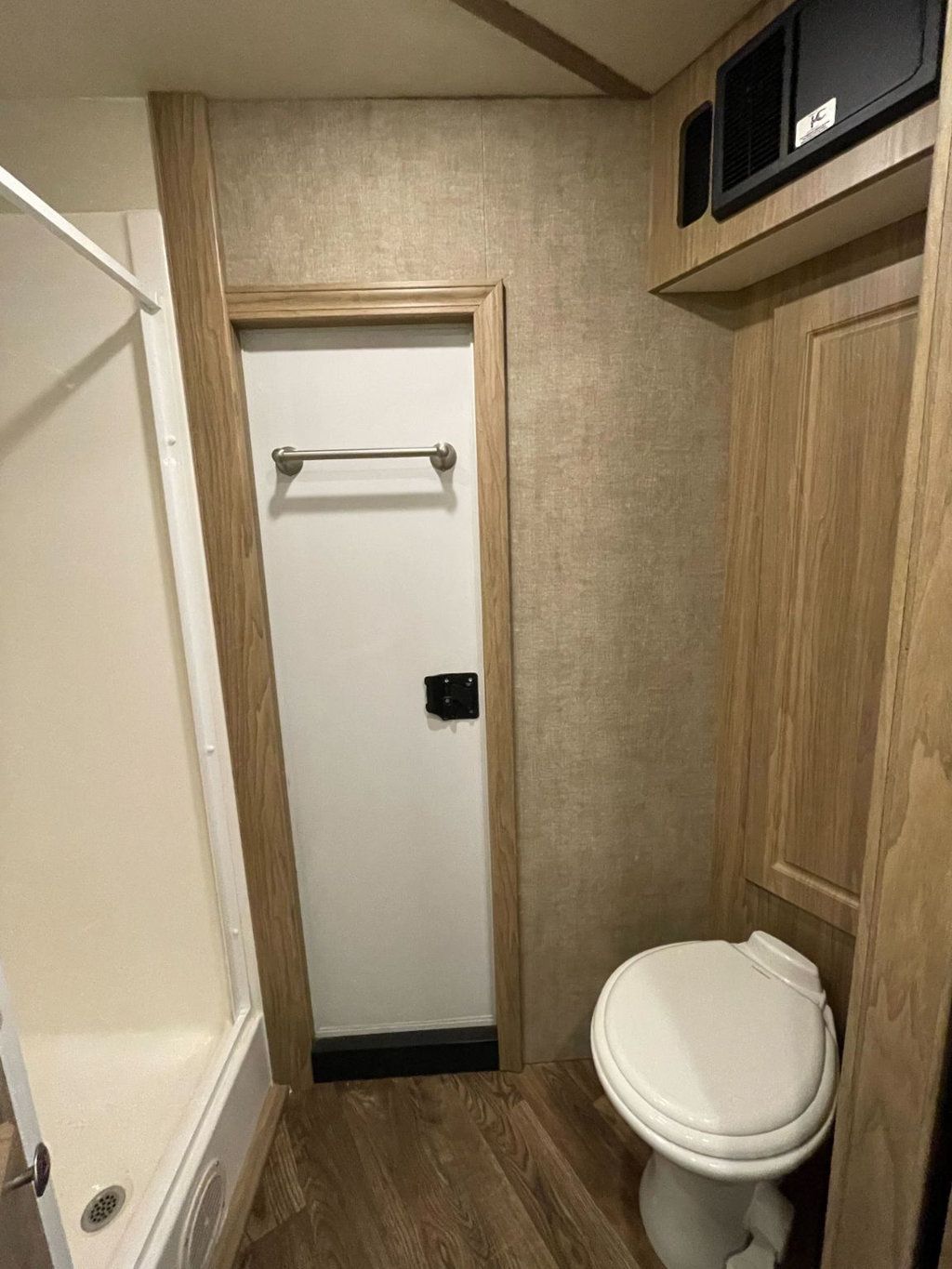 2021 Shadow 2 Horse Slant 7'6 Living Quarters with Slide  - 23027450 - 13