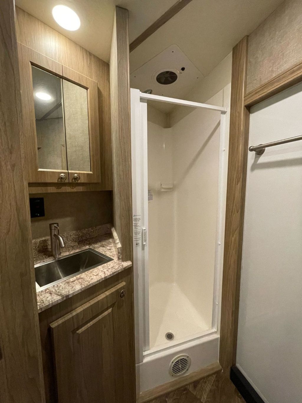 2021 Shadow 2 Horse Slant 7'6 Living Quarters with Slide  - 23027450 - 15
