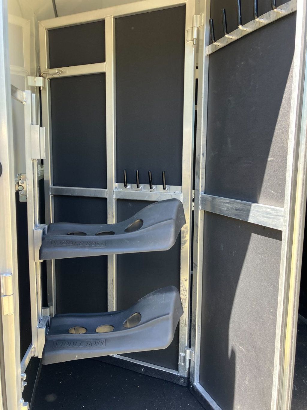 2021 Shadow 2 Horse Slant 7'6 Living Quarters with Slide  - 23027450 - 5