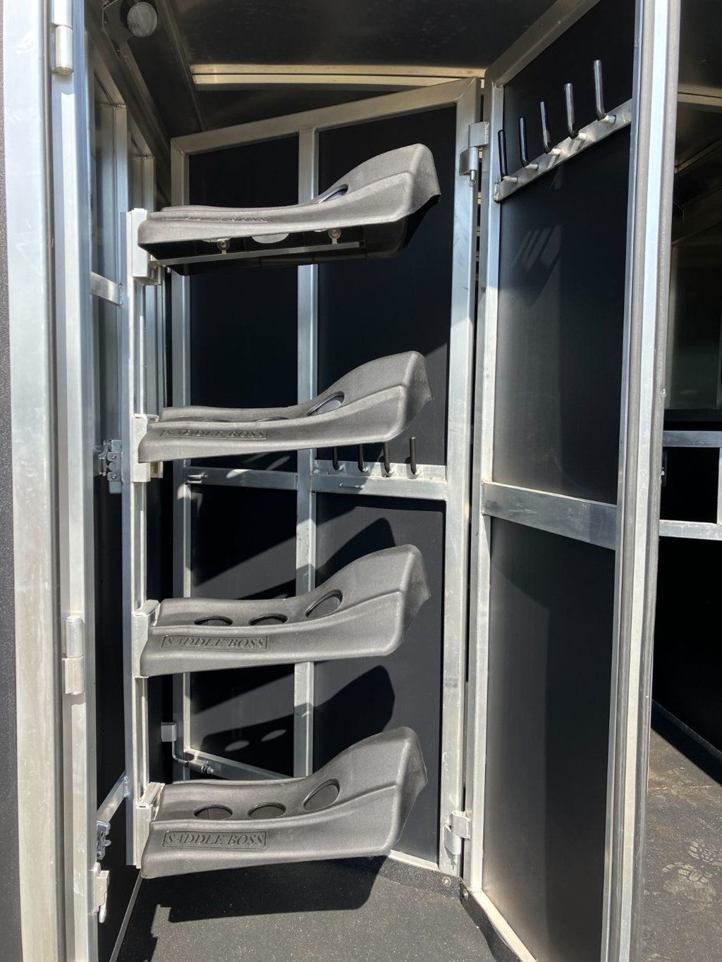 2021 Shadow 4 Horse Slant 9' Living Quarters w/ Slide  - 22996807 - 4