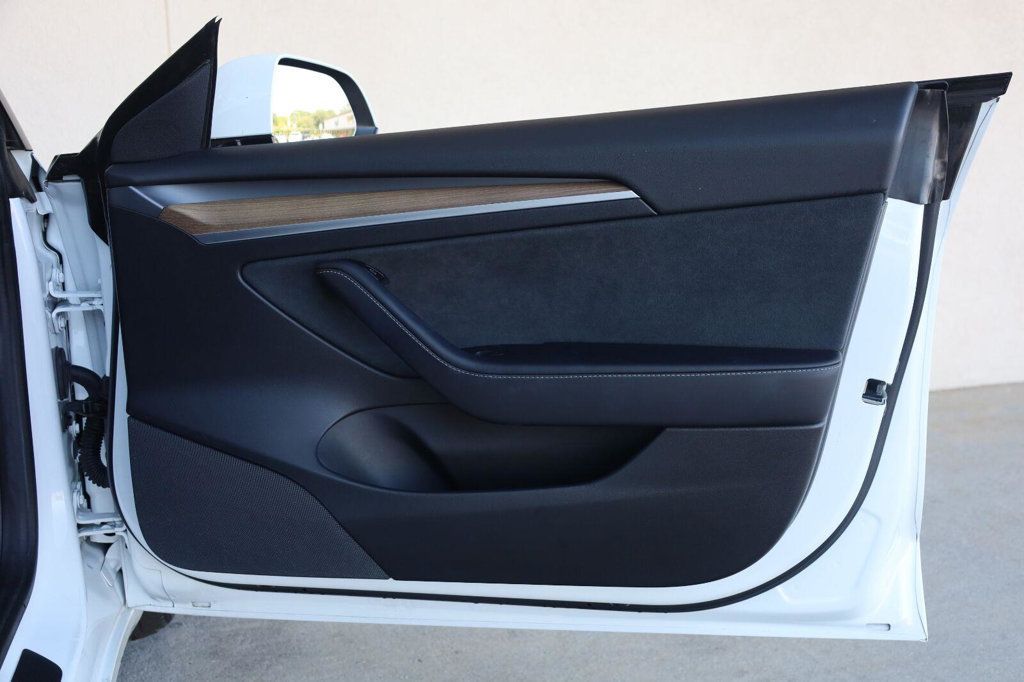 Tesla Model 3 photo 25