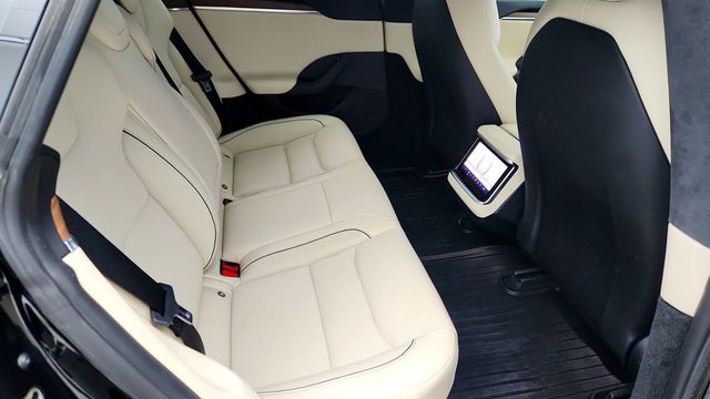 2021 Tesla Model S Plaid AWD with 21'' Arachnid Wheels & Cream Premium Interior - 22985041 - 27