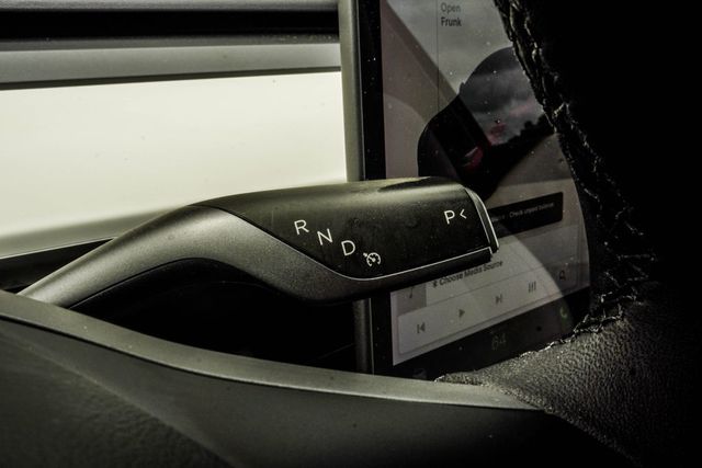 2021 Tesla Model Y Long Range AWD - 23015452 - 25