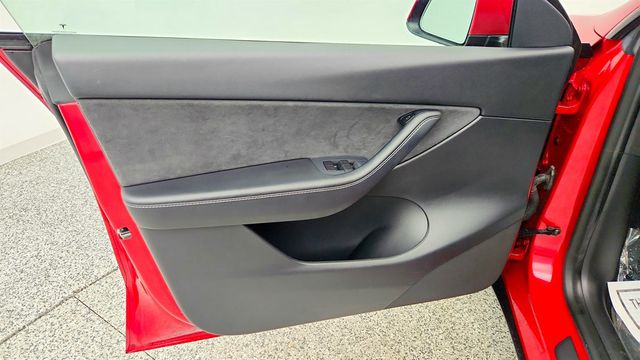 2021 Tesla Model Y Long Range AWD w/ 20'' Wheels, 15'' Touchscreen & Panoramic Roof - 22997422 - 10