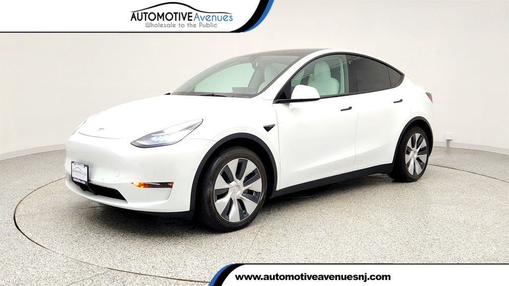 2021 Tesla Model Y Long Range AWD w/ 7 Seat White & Black Premium Interior - 23003593 | Video 1