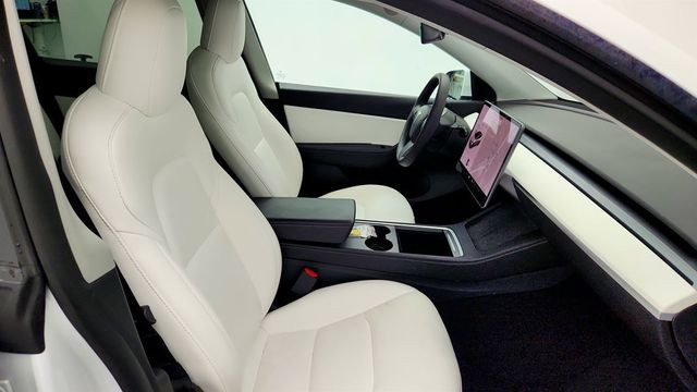 2021 Tesla Model Y Long Range AWD w/ 7 Seat White & Black Premium Interior - 23003593 - 29