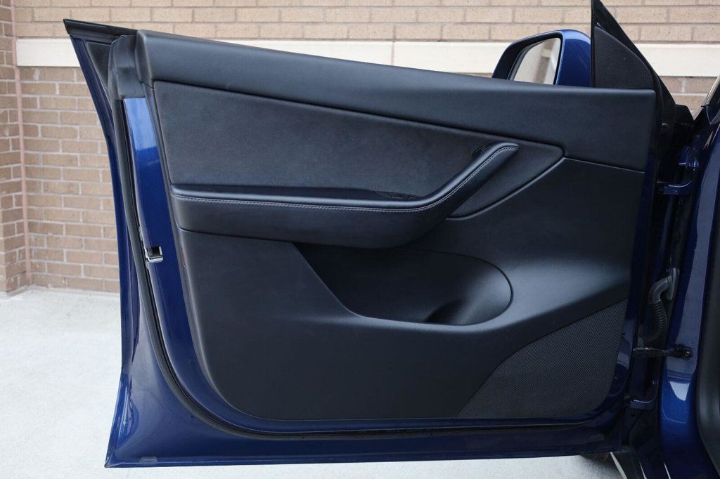 Tesla Model Y photo 15
