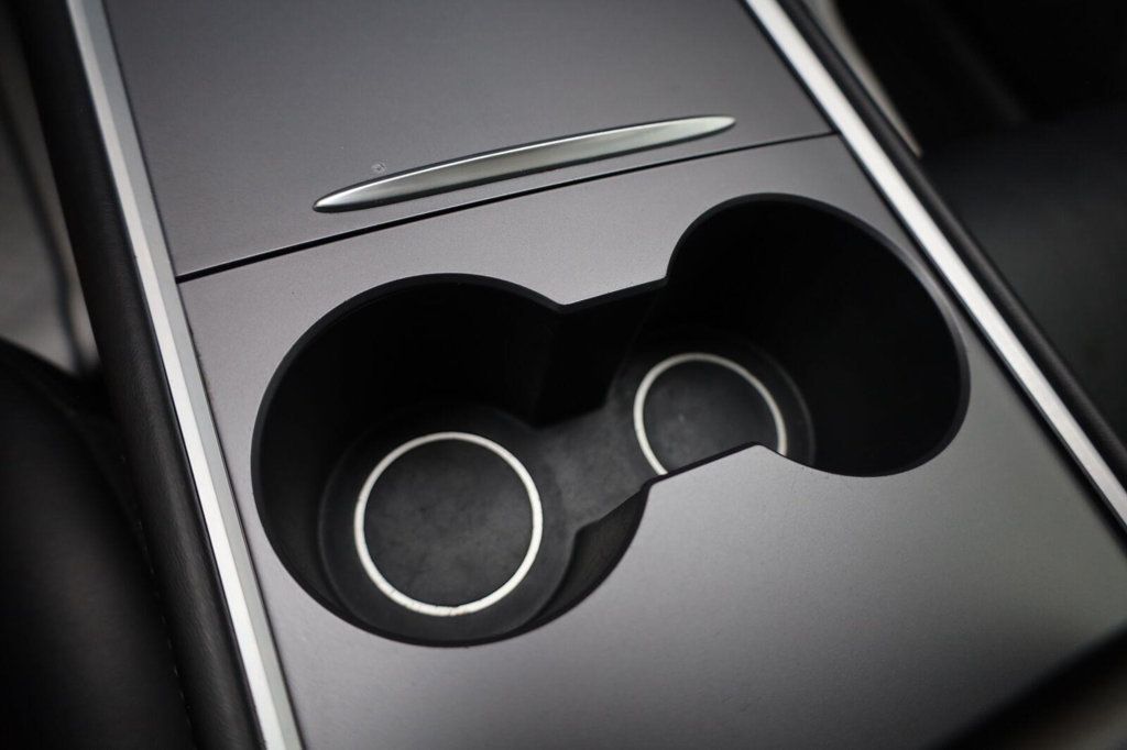 Tesla Model Y photo 37