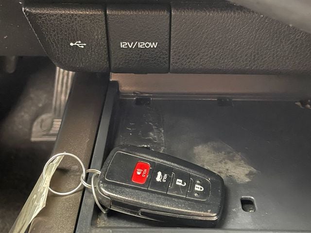 2021 Toyota Camry Hybrid LE CVT - 22942121 - 27