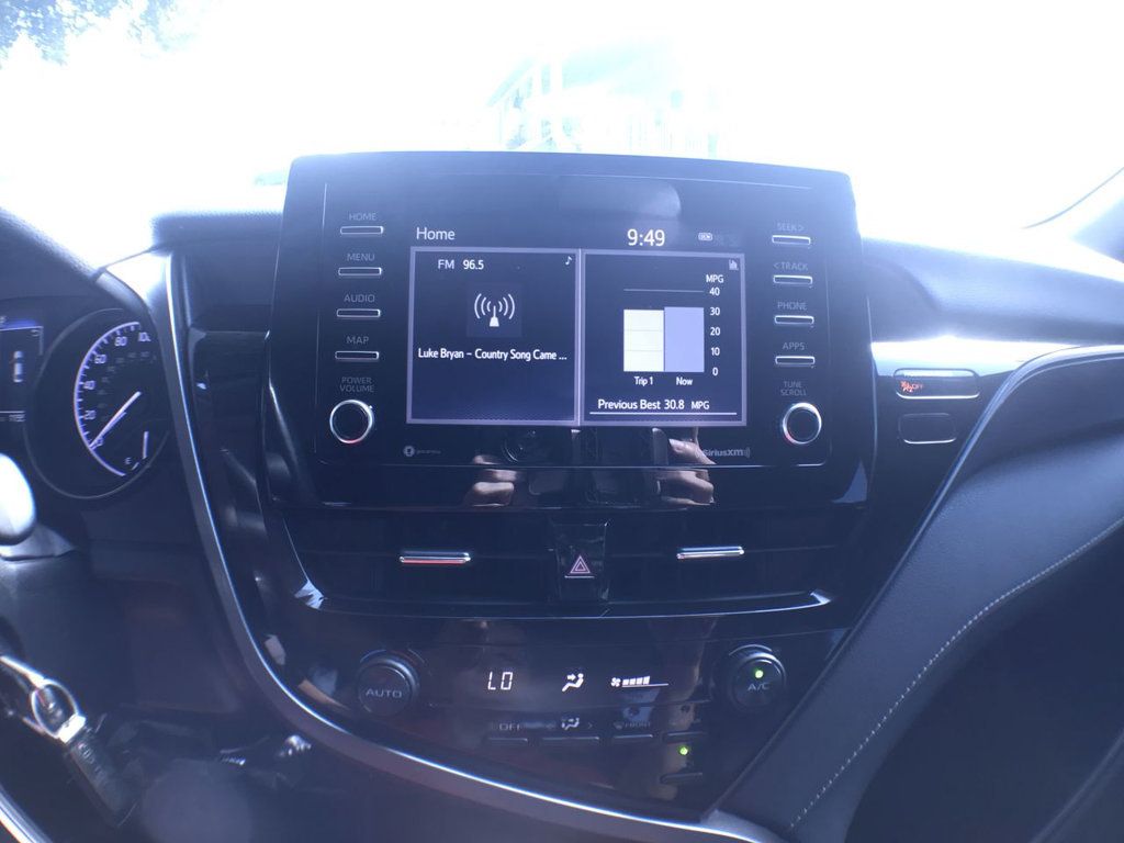 2021 Toyota Camry SE photo 16
