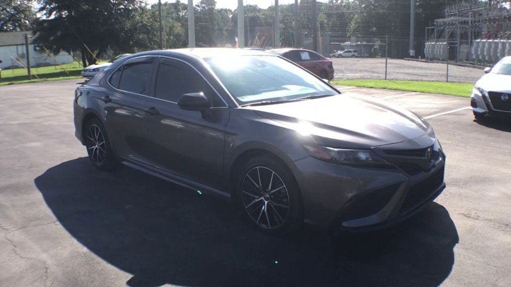 2021 Toyota Camry SE photo 2