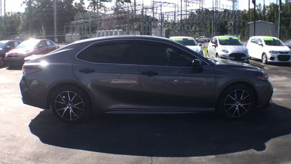 2021 Toyota Camry SE photo 9
