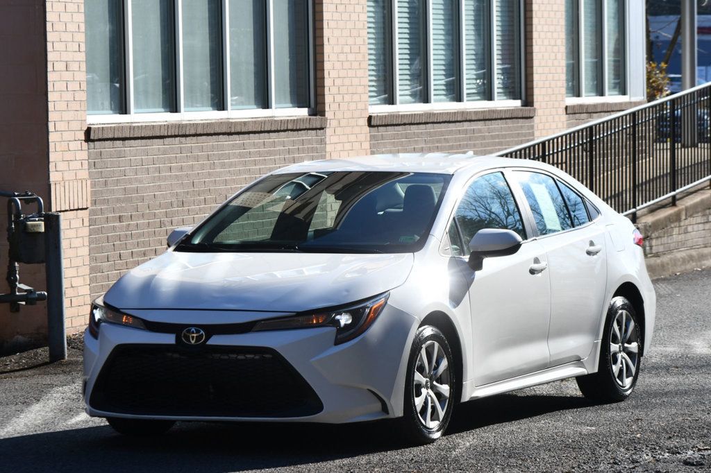 2021 Toyota Corolla LE photo 3