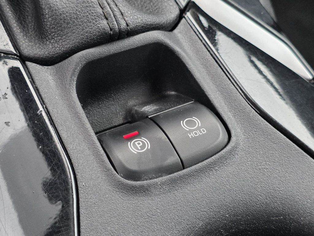 2021 Toyota Corolla LE photo 18
