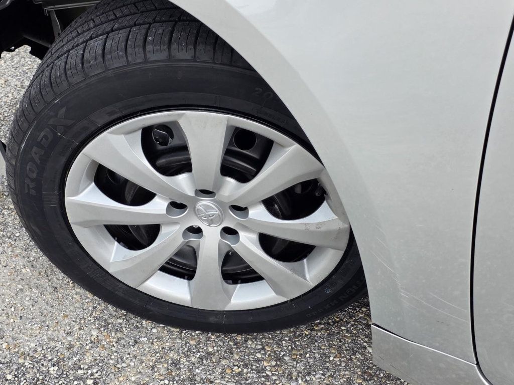 2021 Toyota Corolla LE photo 24