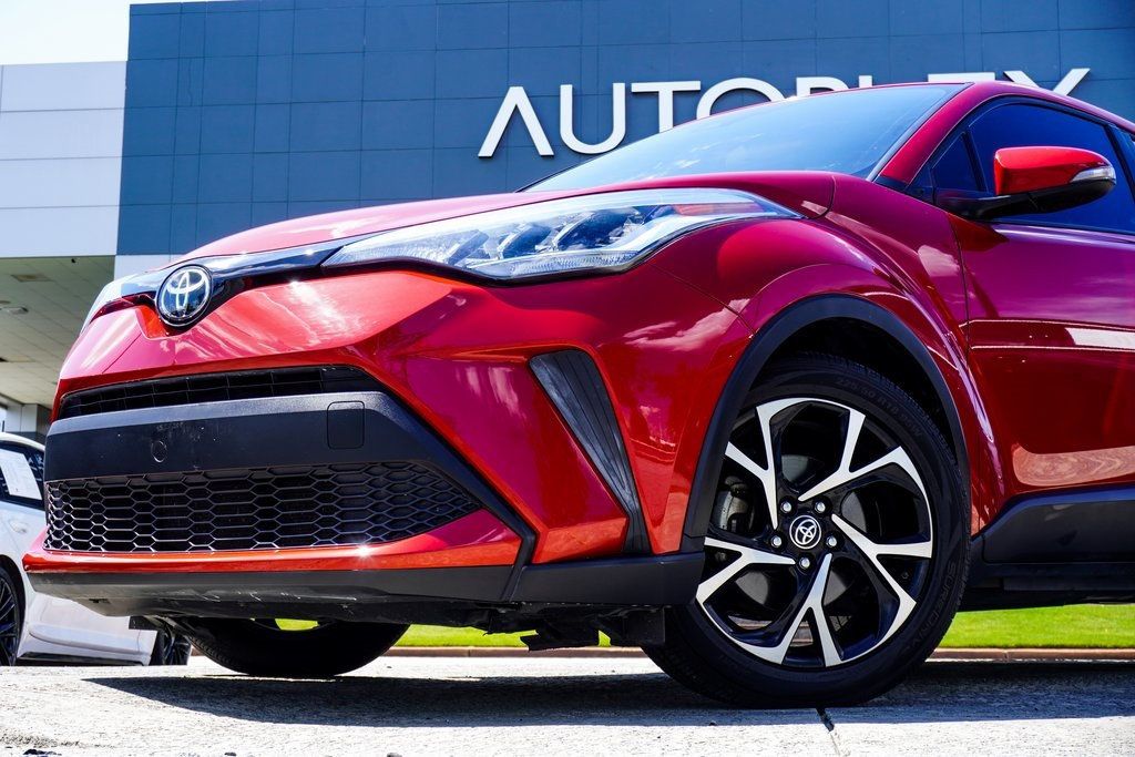 2021 Toyota C-HR XLE photo 2