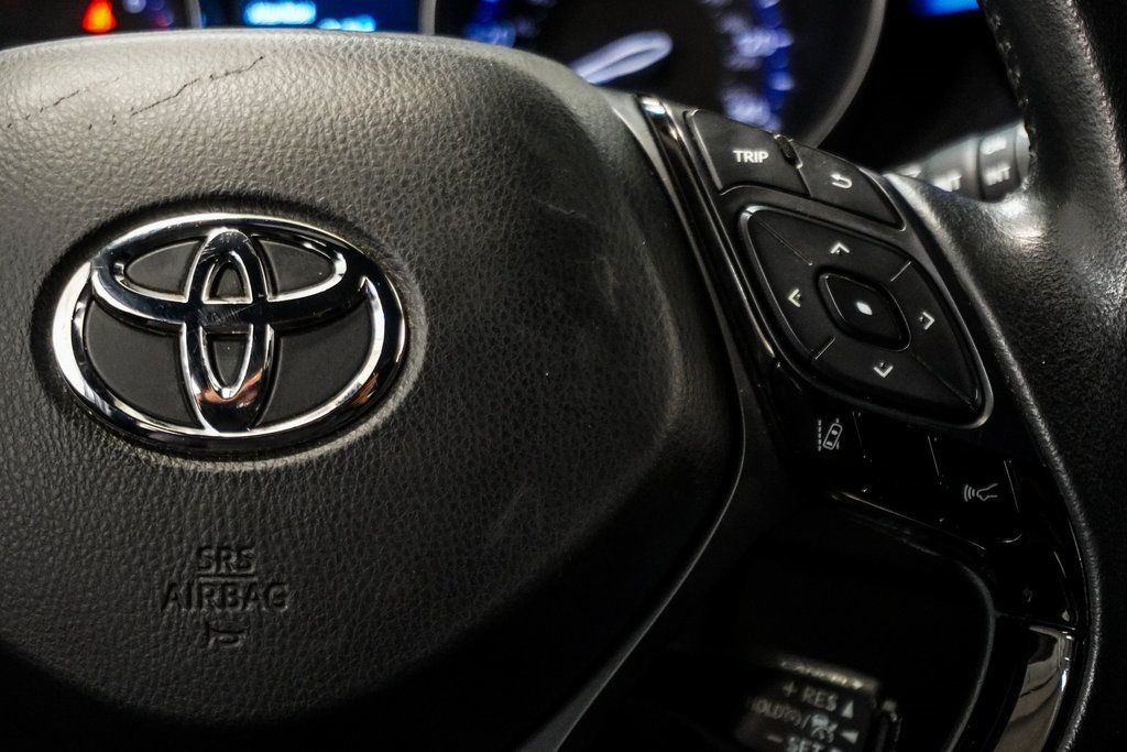 2021 Toyota C-HR XLE photo 25