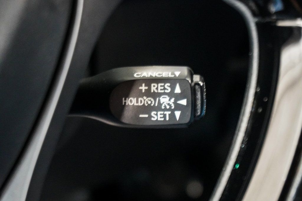 2021 Toyota C-HR XLE photo 29