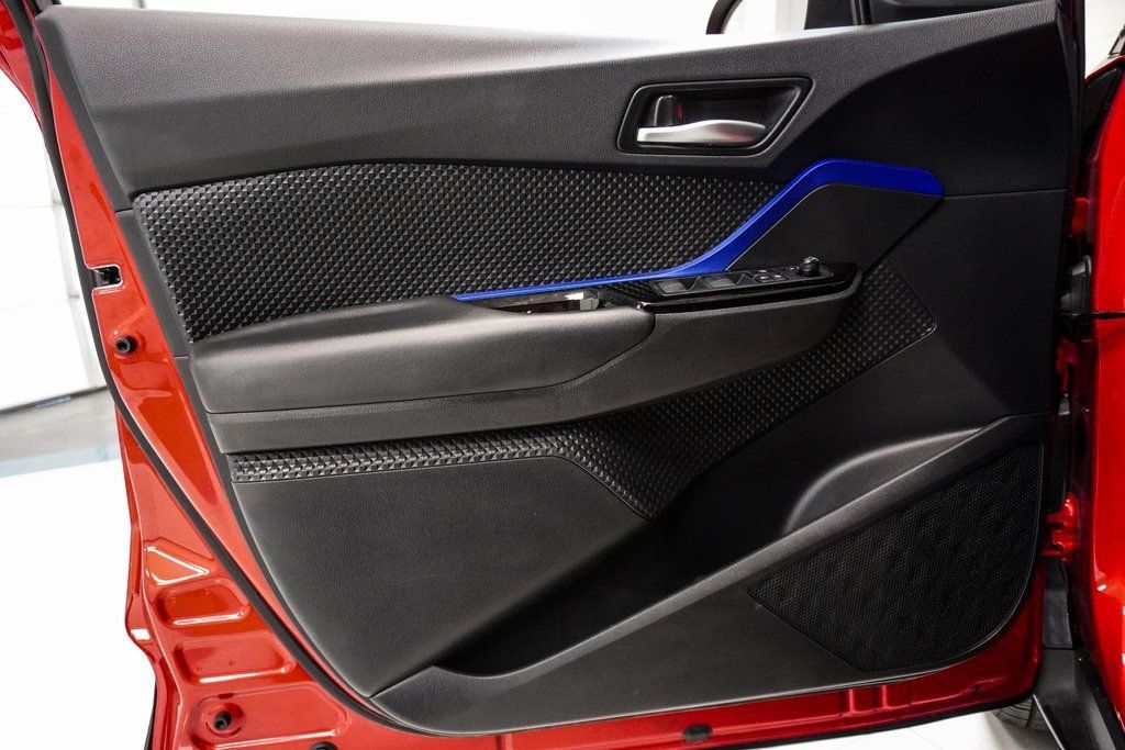 2021 Toyota C-HR XLE photo 32