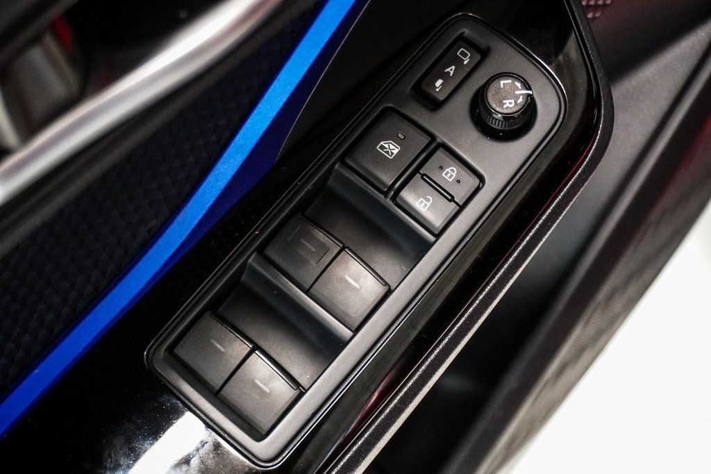 2021 Toyota C-HR XLE photo 33