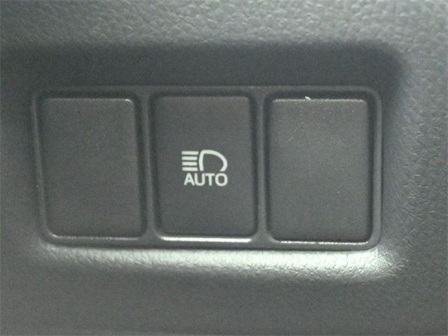 2021 Toyota C-HR XLE FWD - 22941776 - 28