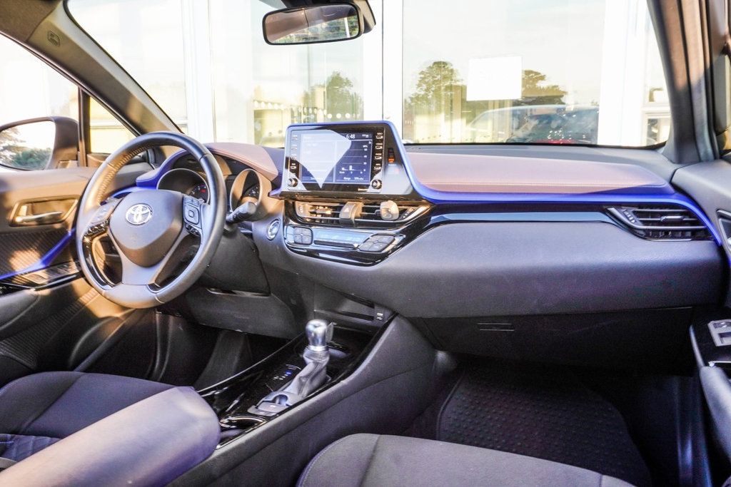 2021 Toyota C-HR XLE photo 14