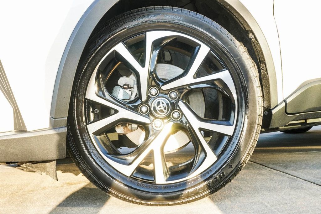 2021 Toyota C-HR XLE photo 2