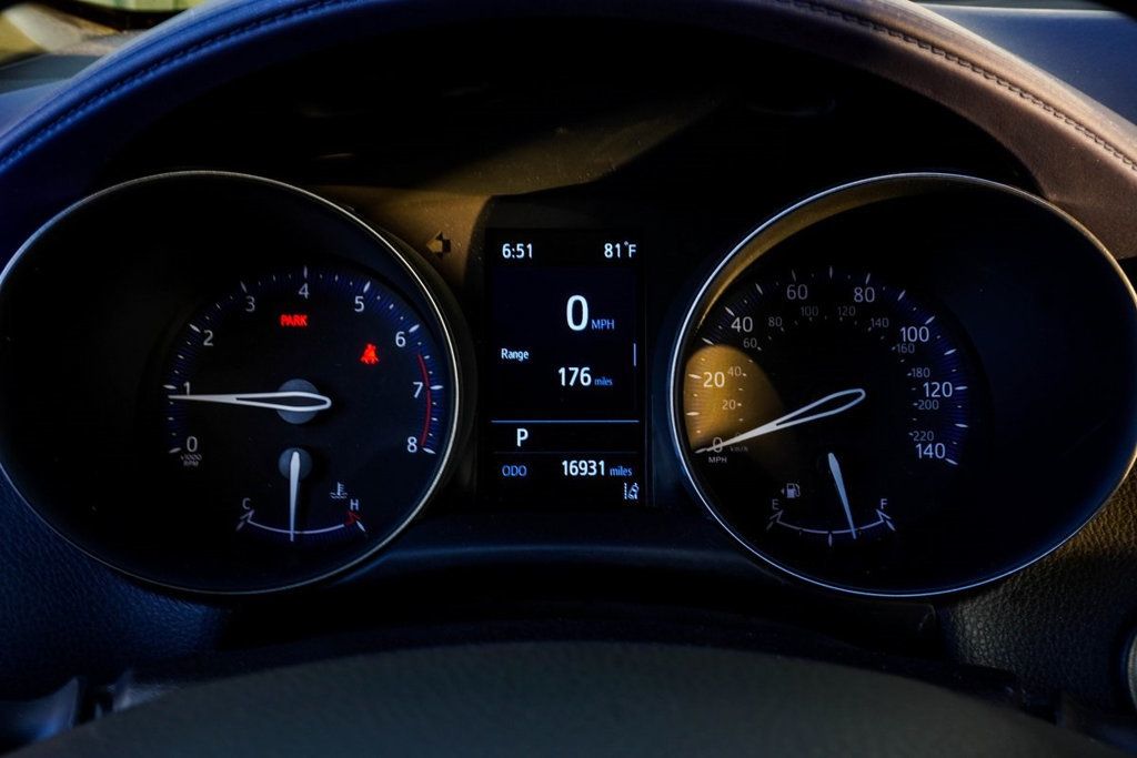 2021 Toyota C-HR XLE photo 18