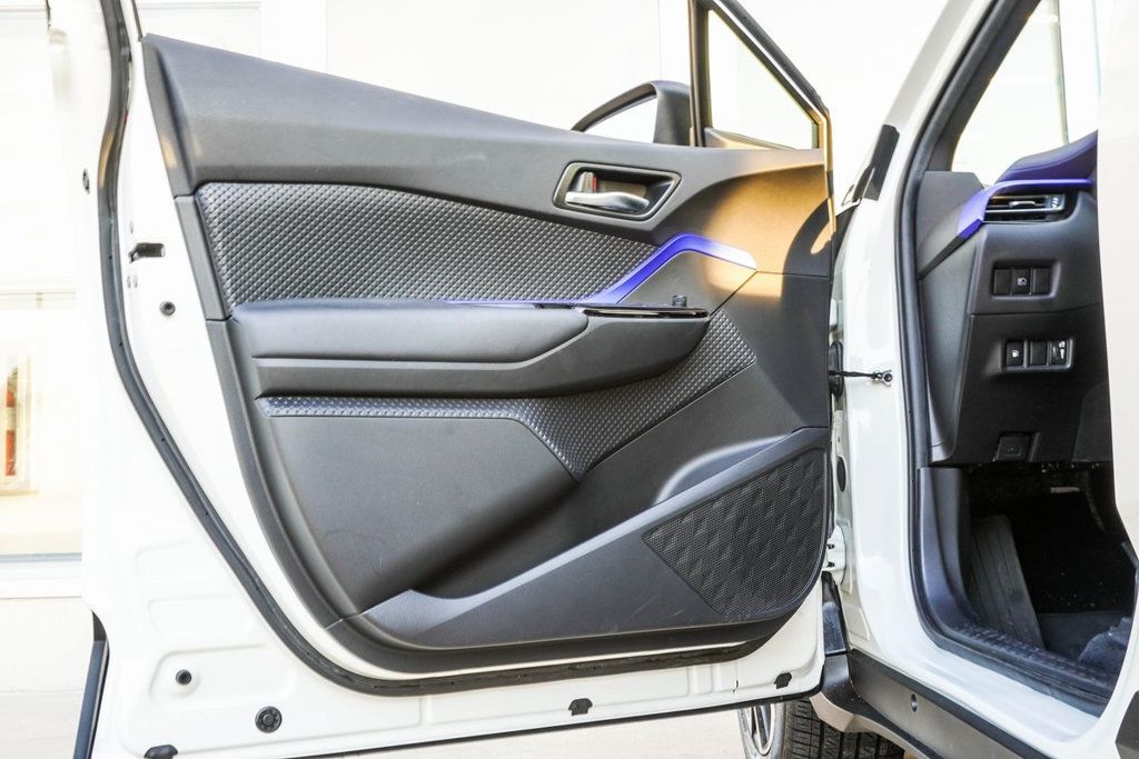 2021 Toyota C-HR XLE photo 19