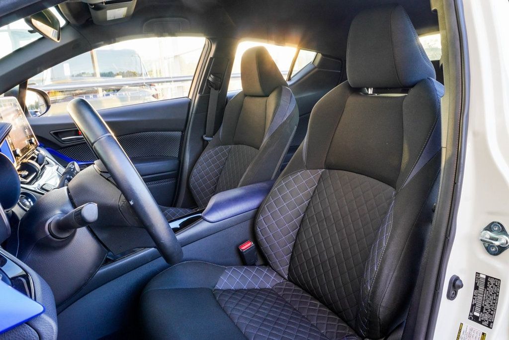 2021 Toyota C-HR XLE photo 22