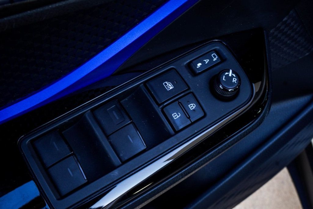 2021 Toyota C-HR XLE photo 25
