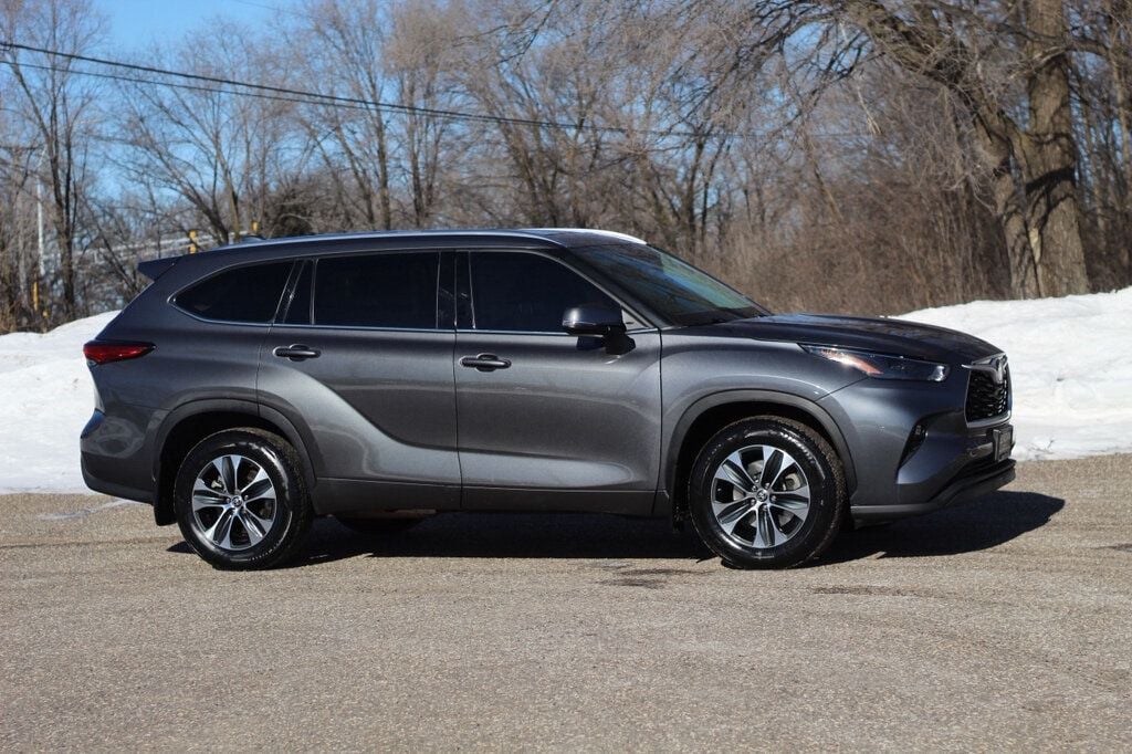 2021 Toyota Highlander  AWD XLE  W/ LEATHER, MOONROOF NEW TIRES & BRAKE SERVICE - 22976742 | Video 1