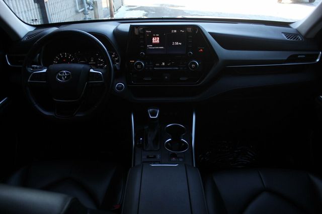 2021 Toyota Highlander  AWD XLE  W/ LEATHER, MOONROOF NEW TIRES & BRAKE SERVICE - 22976742 - 12