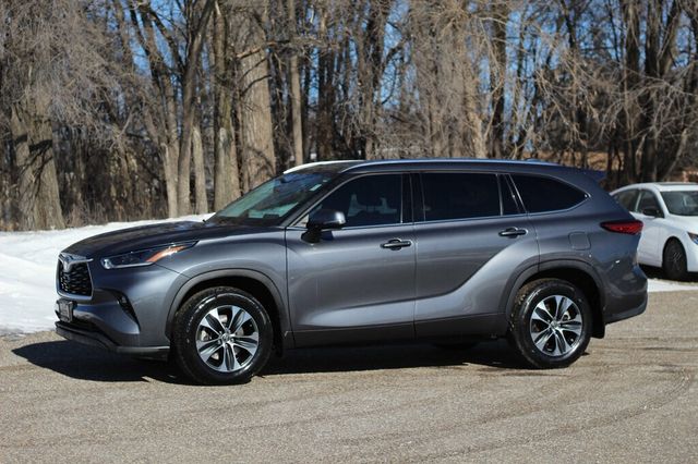 2021 Toyota Highlander  AWD XLE  W/ LEATHER, MOONROOF NEW TIRES & BRAKE SERVICE - 22976742 - 16