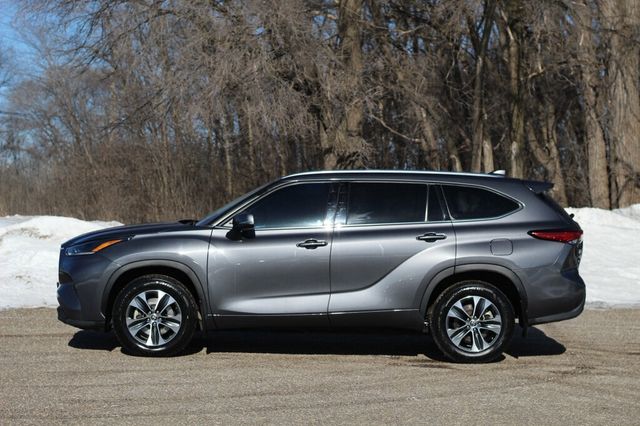 2021 Toyota Highlander  AWD XLE  W/ LEATHER, MOONROOF NEW TIRES & BRAKE SERVICE - 22976742 - 17