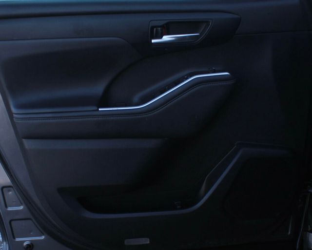 2021 Toyota Highlander  AWD XLE  W/ LEATHER, MOONROOF NEW TIRES & BRAKE SERVICE - 22976742 - 19